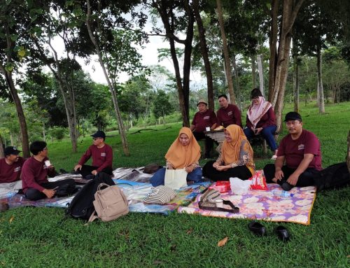 Pererat Kekeluargaan, Dosen dan Staf Prodi Pendidikan Matematika FKIP UNRAM Gelar Rekreasi Bersama di Taman Lomar