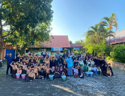 Mahasiswa PGSD Unram Tanamkan Kepedulian Lingkungan Lewat Outing Class Pemilahan Sampah
